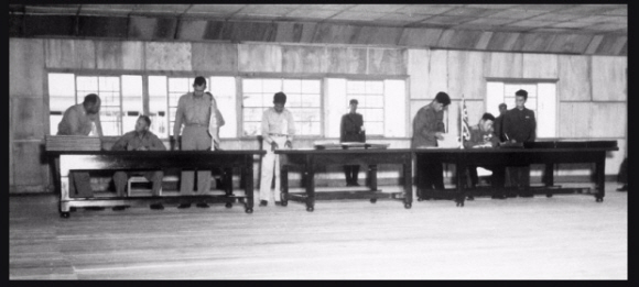 1953년 7월 27일 판문점에서 유엔군 대표 윌리엄 해리슨(왼쪽) 중장과 북한군 대표 남일(오른쪽) 대장이 정전협정에 서명하는 모습. 중국 대표는 다른 장소에서 서명했다.  서울신문 DB