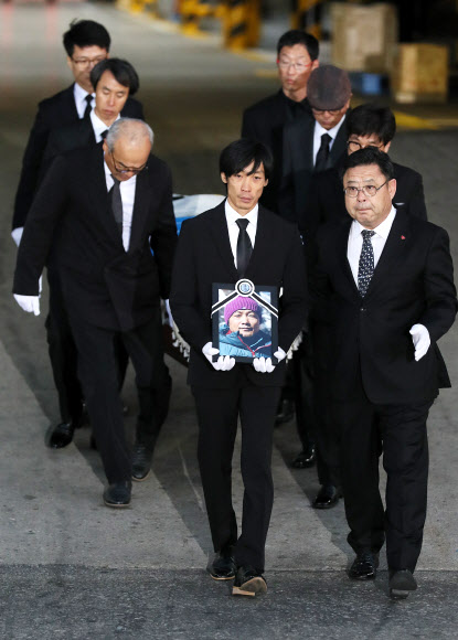 운구되는 고 유영직 대원