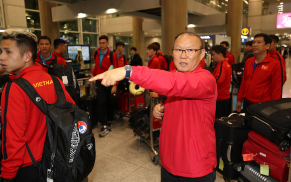 선수들과 이야기하는 박항서 감독