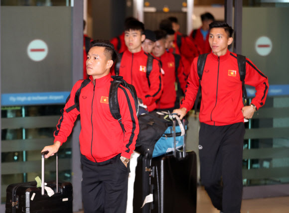 한국 전지훈련 위해 입국하는 베트남 축구대표팀