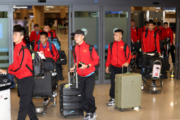 한국 전지훈련 위해 입국하는 베트남 축구대표팀