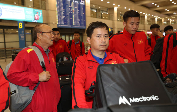 선수들과 이야기하는 박항서 감독