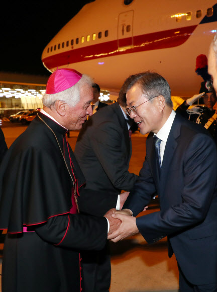 교황청 영접 받는 문 대통령