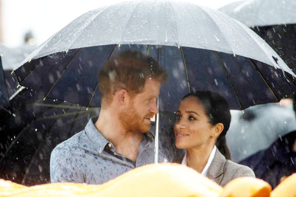 영국 해리 왕자와 메건 마클 왕자비가 17일(현지시간) 호주 더보의 빅토리아 파크에서 열린 커뮤니티 피크닉에 참석하고 있다. 해리 왕자와 메건 마클 왕자비는 16일간의 호주와 남태평양 투어를 하고 있는 중이다. AP 연합뉴스