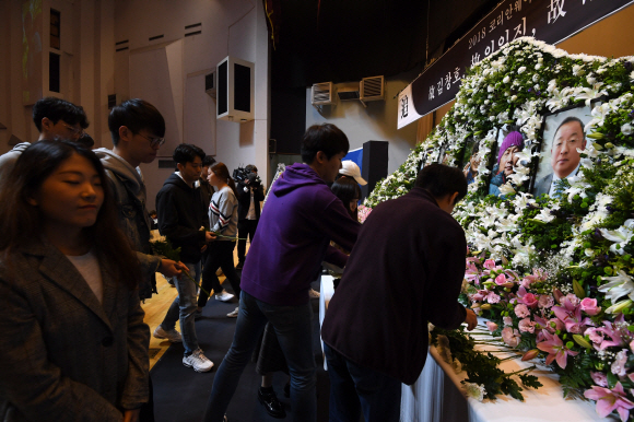 코리안웨이 구르자히말 원정대 산악인의 합동분향소가 마련된 서울시립대학교 대강당에 17일 오전 조문객들의 발길이 이어지고 있다. 2018.10.17 도준석 기자 pado@seoul.co.kr