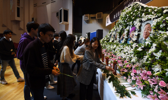 코리안웨이 구르자히말 원정대 산악인의 합동분향소가 마련된 서울시립대학교 대강당에 17일 오전 조문객들의 발길이 이어지고 있다. 2018.10.17 도준석 기자 pado@seoul.co.kr