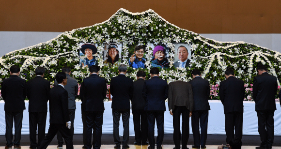 코리안웨이 구르자히말 원정대 산악인의 합동분향소가 마련된 서울시립대학교 대강당에 17일 오전 조문객들의 발길이 이어지고 있다. 2018.10.17 도준석 기자 pado@seoul.co.kr