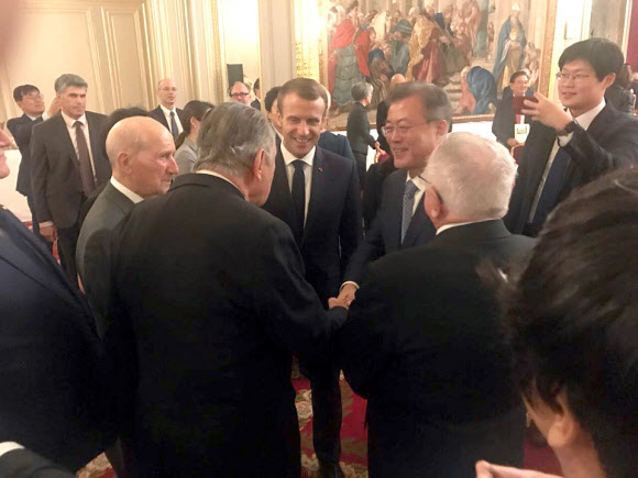 ‘프랑스방문 B컷’, 마크롱 대통령 지인 소개받는 문 대통령