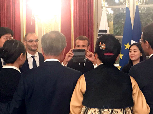 ‘프랑스방문 B컷’, 사진찍어주는 마크롱 대통령