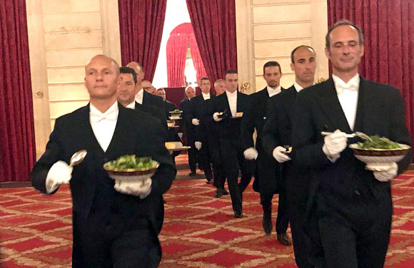 ‘프랑스방문 B컷’, 요리 들고 입장하는 사람들