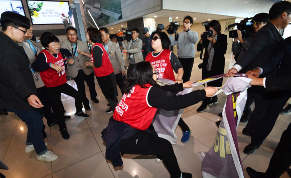 17일 김포공항 국내선 여객터미널이 10여 년에 걸친 리모델링 사업을 마치고 정식 개장식이 열리고 있는 3층 출국장에서 한국공항공사 비정규직 노조원들이 기습시위를 벌이다가 저지 당하고 있다 . 2018. 10. 17 안주영 기자 jya@seoul.co.kr