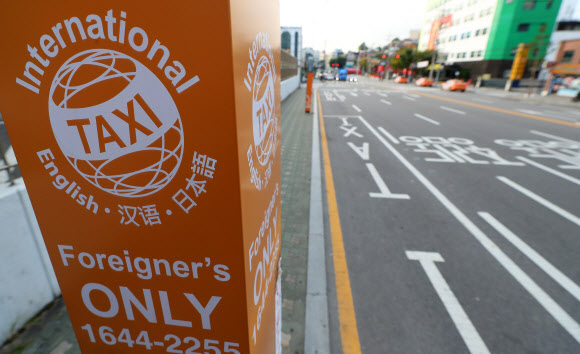 카카오 카풀 서비스 진출에 반대하는 택시업계 종사자들의 24시간 운행 중단 및 생존권 결의대회가 열리는 18일 오전 서울서부역 인근 모범택시 승차장이 한산하다. 2018.10.18  연합뉴스