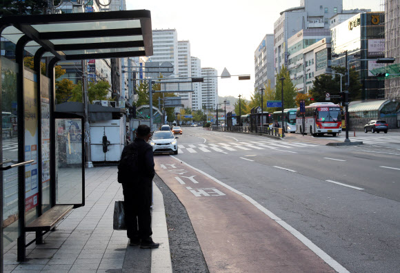 카카오 카풀 영업을 반대하며 택시 파업이 시작된 18일 오전 일산 주엽역 인근의 텅 빈 택시 정류소에서 한 승객이 택시를 기다리고 있다. 2018.10.18  연합뉴스