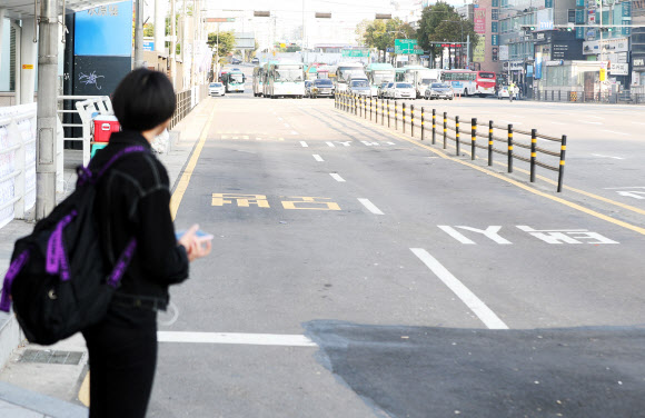 카카오 카풀 서비스 진출에 반대하는 택시업계 종사자들이 24시간 파업에 돌입한 18일 오전 경기도 수원시 팔달구 수원역 택시승강장에서 시민들이 택시를 기다리고 있다. 2018.10.18  연합뉴스