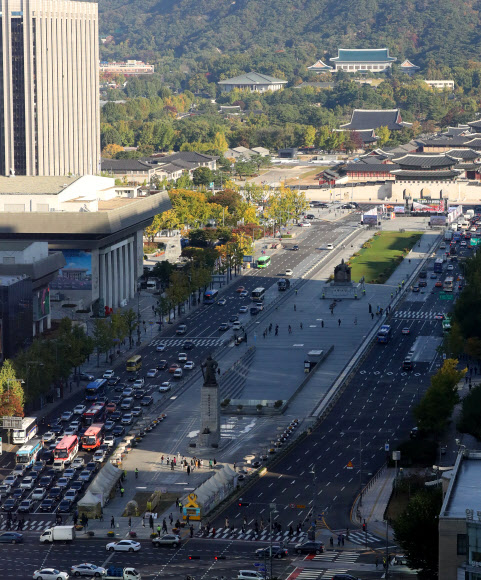 카카오 카풀 서비스에 반대하는 택시업계 종사자들의 24시간 운행 중단 및 생존권 결의대회가 열리는 18일 오전 출근시간 무렵의 서울 세종대로가 평소보다 한산해 보인다. 2018.10.18  연합뉴스