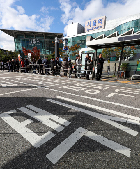 카카오 카풀 서비스 진출에 반대하는 택시업계 종사자들이 24시간 파업에 돌입한 18일 오전 10시경 서울역 앞에서 시민들이 택시를 기다리고 있다.2018.10.18  연합뉴스