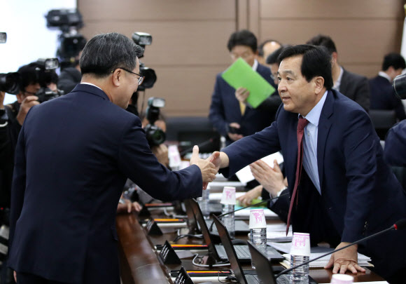 김동연 경제부총리 겸 기획재정부 장관(왼쪽)과 자유한국당 심재철 의원이 18일 정부세종청사에서 열린 기획재정위원회의 기획재정부 국정감사에서 인사를 나누고 있다. 2018.10.18  연합뉴스