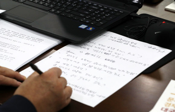 자유한국당 심재철 의원이 18일 정부세종청사에서 열린 기획재정위원회의 기획재정부 국정감사에서 메모하고 있다. 2018.10.18  연합뉴스