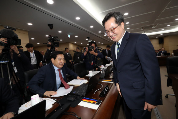 김동연 경제부총리 겸 기획재정부 장관(오른쪽)이18일 오전 정부세종청사에서 열린 기획재정위원회의 기획재정부 국정감사에서 자유한국당 심재철 의원과 인사를 나눈 뒤 이동하고 있다. 2018.10.18  연합뉴스