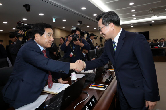 김동연 경제부총리 겸 기획재정부 장관(오른쪽) 자유한국당 심재철 의원이 18일 정부세종청사에서 열린 기획재정위원회의 기획재정부 국정감사에서 인사를 나누고 있다. 2018.10.18  연합뉴스