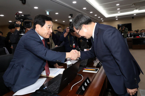 김동연 경제부총리 겸 기획재정부 장관(오른쪽)과 자유한국당 심재철 의원이 18일 정부세종청사에서 열린 기획재정위원회의 기획재정부 국정감사에서 인사를 나누고 있다. 2018.10.18  연합뉴스