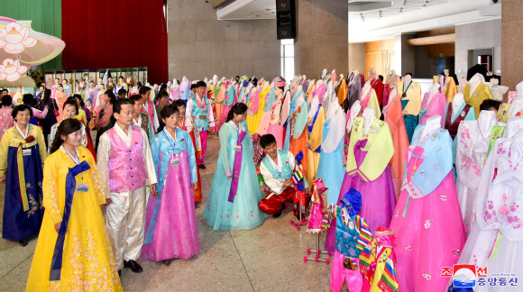 ‘제16차 전국 조선옷전시회’가 지난 17일 청년중앙회관에서 개막했다고 조선중앙통신이 18일 보도했다. 2018.10.18 평양 조선중앙통신=연합뉴스