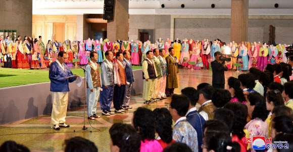 ‘제16차 전국 조선옷전시회’가 지난 17일 청년중앙회관에서 개막했다고 조선중앙통신이 18일 보도했다. 2018.10.18 평양 조선중앙통신=연합뉴스