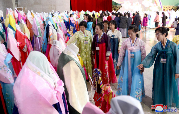 ‘제16차 전국 조선옷전시회’가 지난 17일 청년중앙회관에서 개막했다고 조선중앙통신이 18일 보도했다. 2018.10.18 평양 조선중앙통신=연합뉴스