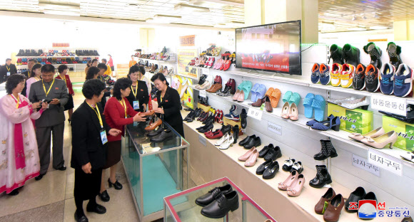 북한 ‘전국 신발전시회-2018’이 지난 17일 리주오 내각부총리, 최일룡 경공업상 등이 참석한 가운데 평양 제1백화점에서 개막했다고 조선중앙통신이 18일 보도했다.  전시회에는 940여 종, 3만 1천여 점의 제품이 출품됐다.  평양 조선중앙통신=연합뉴스