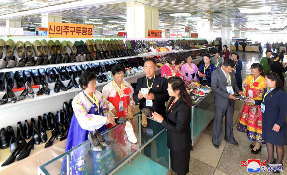 북한 ‘전국 신발전시회-2018’이 지난 17일 리주오 내각부총리, 최일룡 경공업상 등이 참석한 가운데 평양 제1백화점에서 개막했다고 조선중앙통신이 18일 보도했다.  전시회에는 940여 종, 3만 1천여 점의 제품이 출품됐다. 2018.10.18 평양 조선중앙통신=연합뉴스