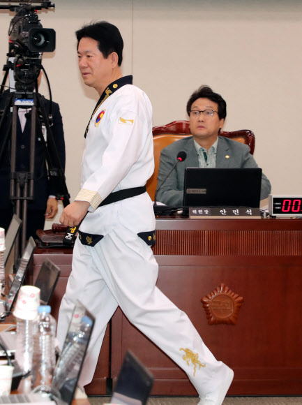 바른미래당 이동섭 의원이 18일 국회에서 열린 문화체육관광위원회의 한국콘텐츠진흥원 등 12개 기관에 대한 국정감사에 태권도복을 입고 참석해 도복을 소개하고 있다. 2018.10.18  연합뉴스