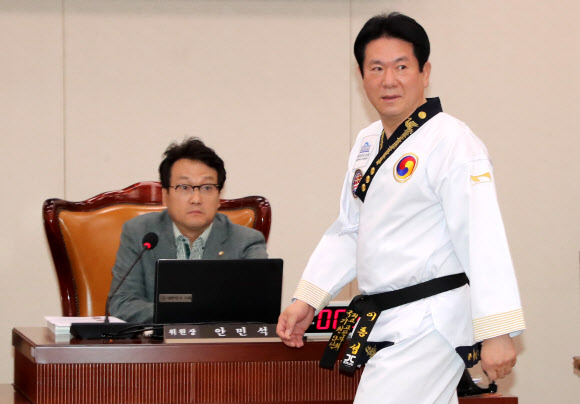 바른미래당 이동섭 의원이 18일 국회에서 열린 문화체육관광위원회의 한국콘텐츠진흥원 등 12개 기관에 대한 국정감사에 태권도복을 입고 참석해 도복을 소개하고 있다. 2018.10.18  연합뉴스