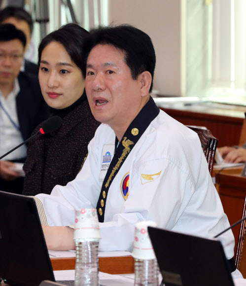 바른미래당 이동섭 의원이 18일 국회에서 열린 문화체육관광위원회의 한국콘텐츠진흥원 등 12개 기관에 대한 국정감사에 태권도복을 입고 참석해 도복을 소개하고 있다. 2018.10.18  연합뉴스