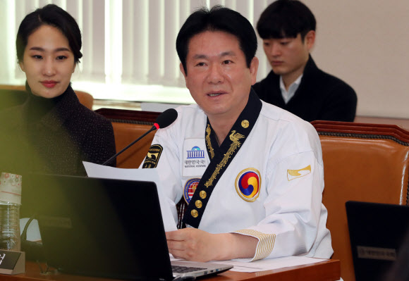 바른미래당 이동섭 의원이 18일 국회에서 열린 문화체육관광위원회의 한국콘텐츠진흥원 등 12개 기관에 대한 국정감사에 태권도복을 입고 참석해 도복을 소개하고 있다. 2018.10.18  연합뉴스
