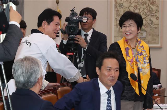 이동섭 바른미래당 의원이 18일 서울 여의도 국회에서 열린 문화체육관광위원회 국정감사에 태권도복을 입고 나와 의원들과 인사를 나누고 있다. 2018.10.18 뉴스1