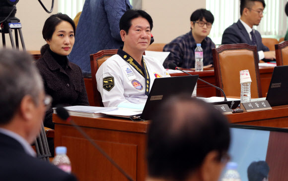 바른미래당 이동섭 의원이 18일 국회에서 열린 문화체육관광위원회의 한국콘텐츠진흥원 등 12개 기관에 대한 국정감사에 태권도복을 입고 참석해 질의 순서를 기다리고 있다. 2018.10.18  연합뉴스