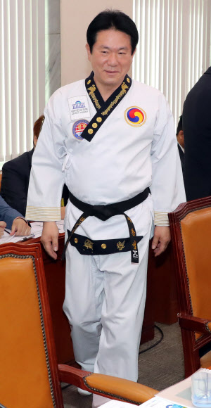 바른미래당 이동섭 의원이 18일 국회에서 열린 문화체육관광위원회의 한국콘텐츠진흥원 등 12개 기관에 대한 국정감사에 태권도복을 입고 참석하고 있다. 2018.10.18  연합뉴스