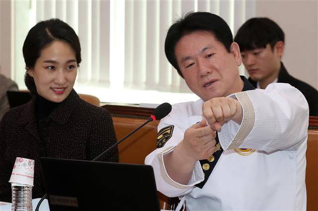 태권도 공인 9단인 이동섭 바른미래당 의원이 18일 서울 여의도 국회에서 열린 문화체육관광위원회 국정감사에 태권도복을 입고 나와 의사진행 발언을 하고 있다.  이 의원은 ‘태권도 국기 지정법(태권도 진흥 및 태권도공원 조성 등에 관한 법률 일부 개정안)’이 이날 본격적으로 시행됨에따라 태권도복을 입고 왔다고 설명했다. 2018.10.18 뉴스1