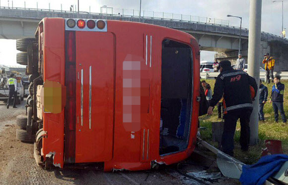2016년 11월 경부고속도로 부산 방향 회덕 분기점 인근에서 관광버스가 전복되면서 승객 4명이 사망하고, 40여명이 부상당하는 사고가 발생했다. 연합뉴스