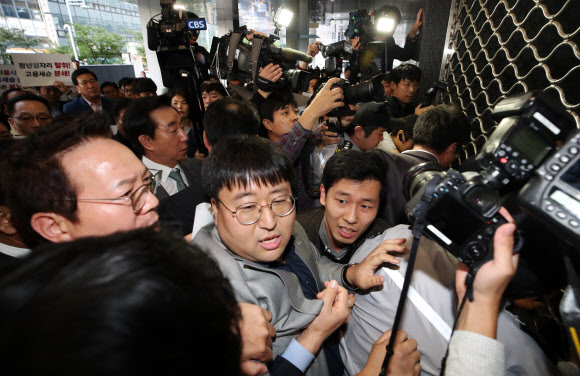 자유한국당 김성태 원내대표가 18일 오후 ‘청년일자리 탈취 고용세습 엄중수사 촉구’ 긴급 규탄대회를 위해 서울시청으로 진입하려다 시청 직원들에 의해 제지당하고 있다. 2018.10.18  연합뉴스