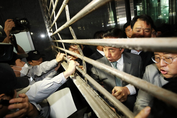 자유한국당 김성태 원내대표(오른쪽 두번째)가 18일 오후 ‘청년일자리 탈취 고용세습 엄중수사 촉구’ 긴급 규탄대회를 위해 서울시청으로 진입하려 하고 있다. 2018.10.18  연합뉴스