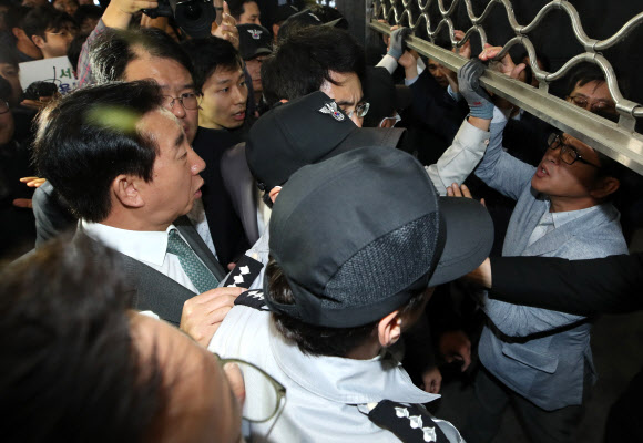 자유한국당 김성태 원내대표(왼쪽)가 18일 오후 ‘청년일자리 탈취 고용세습 엄중수사 촉구’ 긴급 규탄대회를 위해 서울시청으로 진입하려 하고 있다. 2018.10.18  연합뉴스