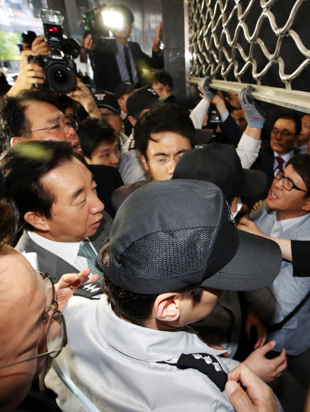 자유한국당 김성태 원내대표가 18일 오후 ‘청년일자리 탈취 고용세습 엄중수사 촉구’ 긴급 규탄대회를 위해 서울시청으로 진입하려다 시청 직원들에 의해 제지당하고 있다. 2018.10.18  연합뉴스