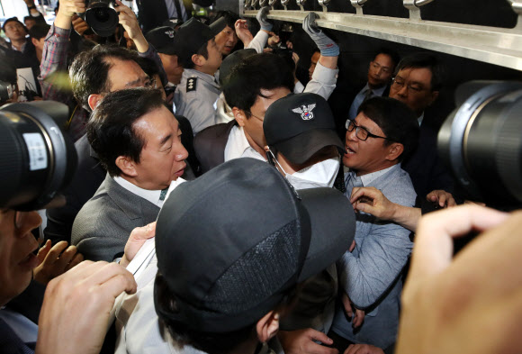 자유한국당 김성태 원내대표가 18일 오후 ‘청년일자리 탈취 고용세습 엄중수사 촉구’ 긴급 규탄대회를 위해 서울시청으로 진입하려다 시청 직원들에 의해 제지당하고 있다. 2018.10.18  연합뉴스