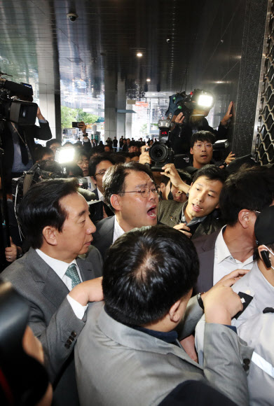 자유한국당 김성태 원내대표(왼쪽)가 18일 오후 ‘청년일자리 탈취 고용세습 엄중수사 촉구’ 긴급 규탄대회를 위해 서울시청으로 진입을 시도하고 있다. 2018.10.18  연합뉴스