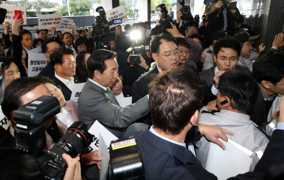 자유한국당 김성태 원내대표가 18일 오후 ‘청년일자리 탈취 고용세습 엄중수사 촉구’ 긴급 규탄대회를 위해 서울시청으로 진입하려 하고 있다. 2018.10.18  연합뉴스
