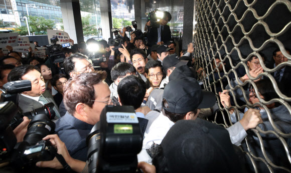 자유한국당 김성태 원내대표가 18일 오후 ‘청년일자리 탈취 고용세습 엄중수사 촉구’ 긴급 규탄대회를 위해 서울시청으로 진입하려 하고 있다. 2018.10.18  연합뉴스