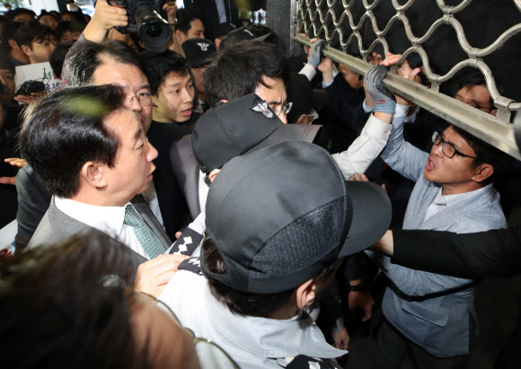 자유한국당 김성태 원내대표가 18일 오후 ‘청년일자리 탈취 고용세습 엄중수사 촉구’ 긴급 규탄대회를 위해 서울시청으로 진입하려 하고 있다. 2018.10.18  연합뉴스