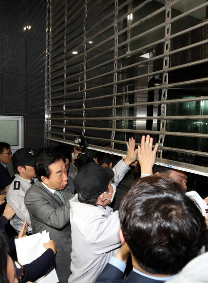 자유한국당 김성태 원내대표가 18일 오후 ‘청년일자리 탈취 고용세습 엄중수사 촉구’ 긴급 규탄대회를 위해 서울시청으로 진입하려 하고 있다. 2018.10.18  연합뉴스