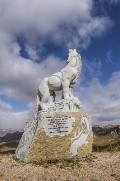 테를지국립공원의 야마트산 정상에 있는 늑대 동상.몽골 사람들은 늑대를 자신들의 시조로 여긴다.